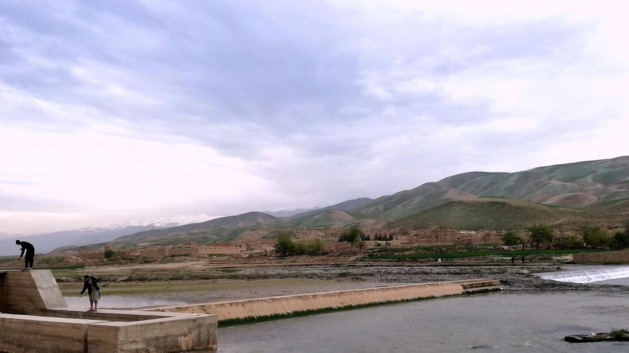 Die "Fabrik"-Gegend in der Provinz Baghlan ist eine strukturschwache Region im Nordosten Afghanistans. Im Hintergrund sind Berge und ein Fluss zu sehen.