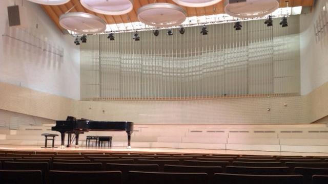 Ein Flügel steht auf der Bühne im Konzertsaal "Universität der Künste" in Berlin