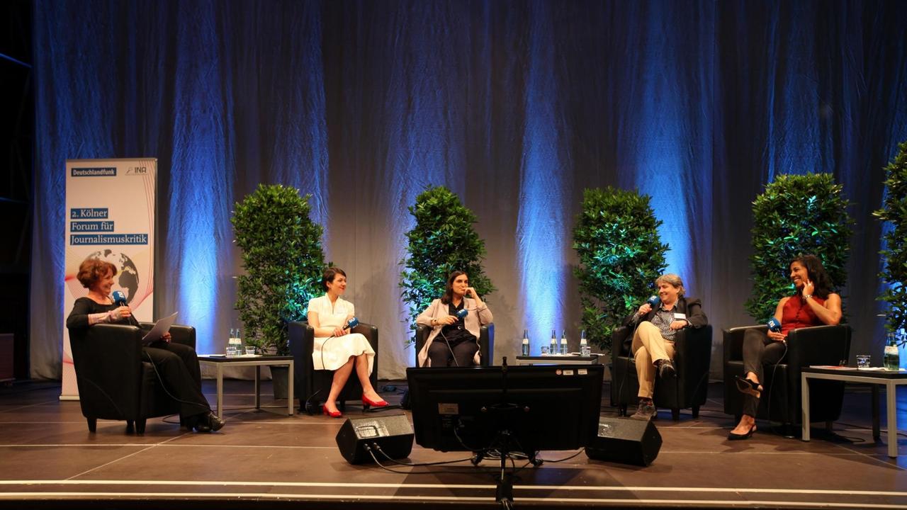 Deutschlandfunk-Redakteurin Brigitte Baetz (v.l.n.r.), Katia Artsiomenka, Nilofar Elhami, Agnese Franchescini und Sheila Mysorekar