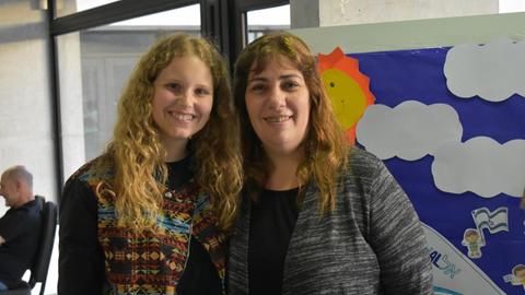 Studentin Michelle Geisinger mit Paula, der Frau des Rabbiners der NCI-Gemeinde.