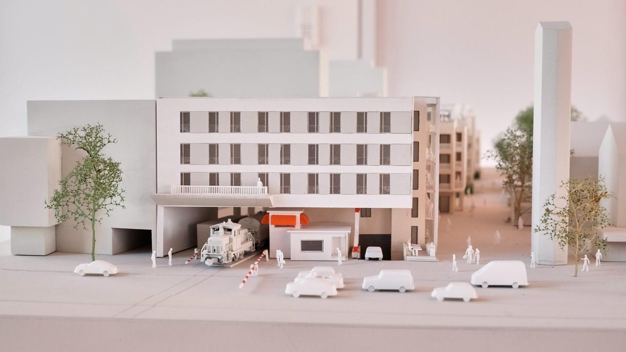 Im Miniaturmodell des Neubauprojekts am Clarenbachplatz wird dargestellt, wie später Güterzüge durch einen Tunnel im Gebäude fahren werden.