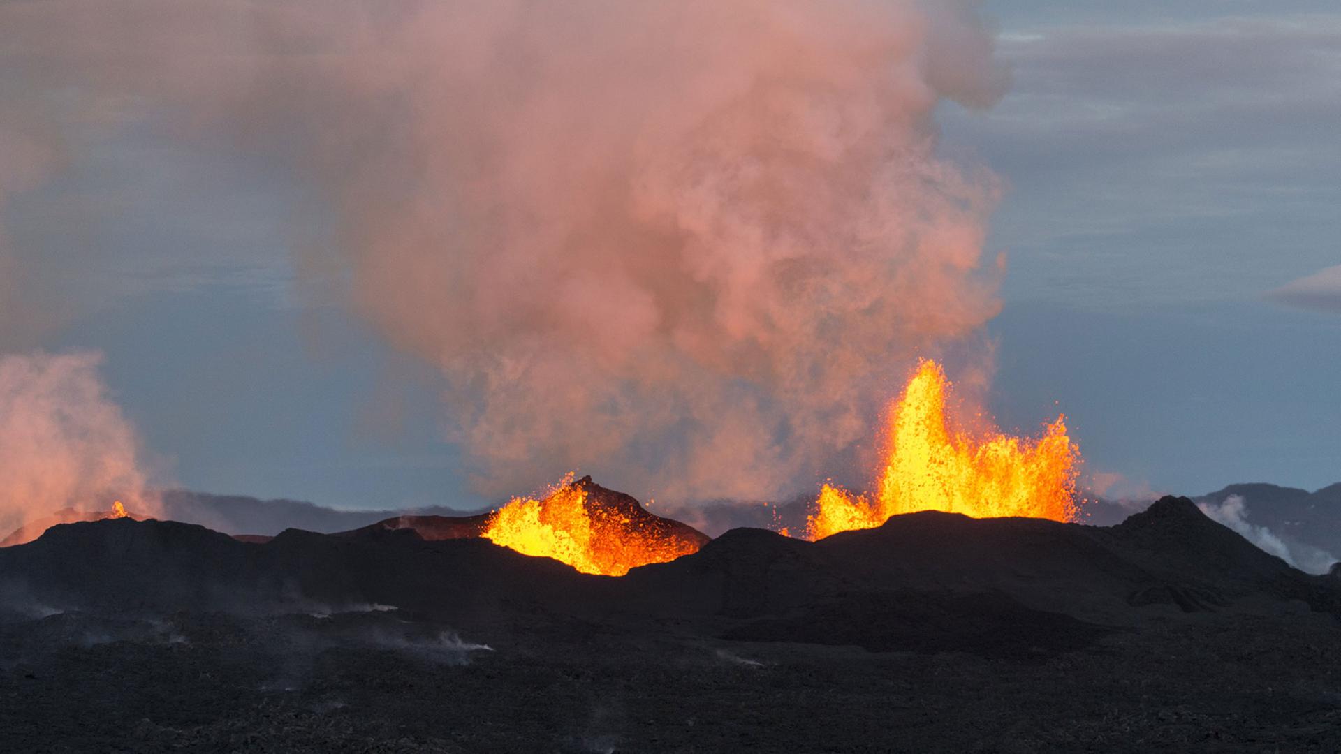 Eine Luftaufnahme vom 14.9.2014 zeigt den Vulkan Bardarbunga im Südosten Islands, der Lava und Rauch ausstößt.