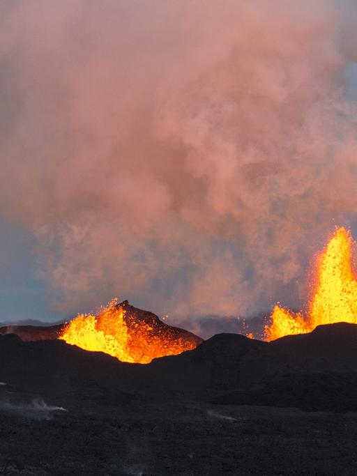 Eine Luftaufnahme vom 14.9.2014 zeigt den Vulkan Bardarbunga im Südosten Islands, der Lava und Rauch ausstößt.