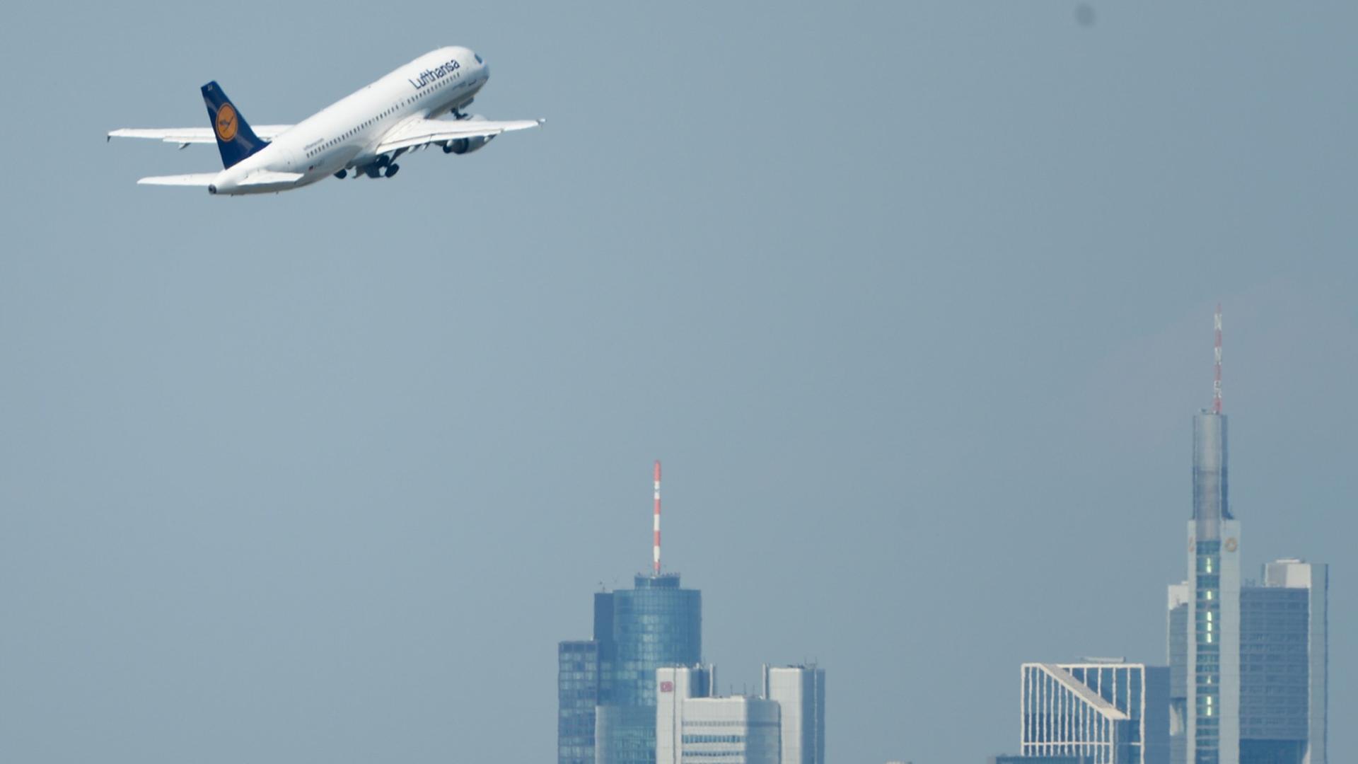 Flugzeug im Abflug vom Frankfurter Flughafen, im Hintergrund die Skyline.