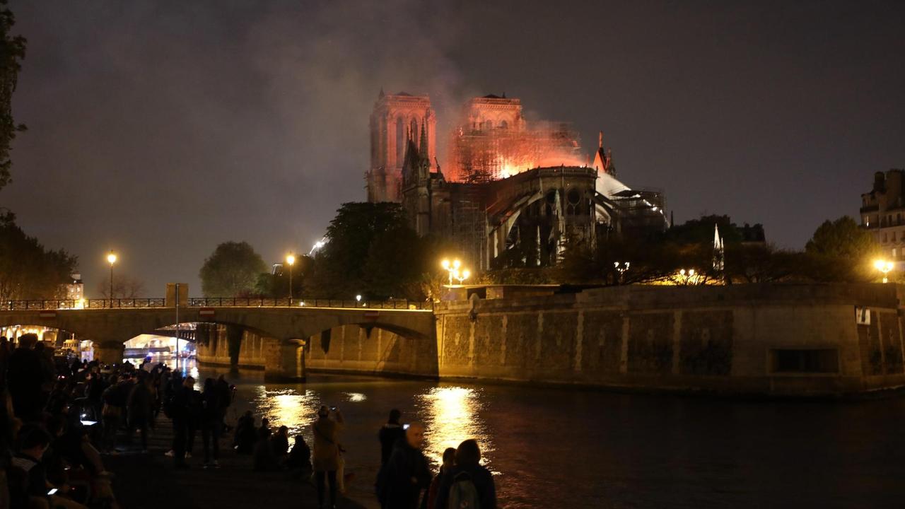 Das Foto zeigt die brennende Kathedrale Notre-Dame in Paris.