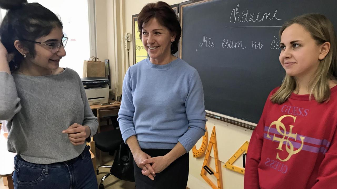 Schülerinnen der siebten Klasse des "Klassischen Gymnasiums" von Riga mit ihrer Lettischlehrerin