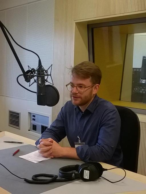 Medienwissenschaftler Johannes Paßmann sitzt am Dlf-Mikrofon