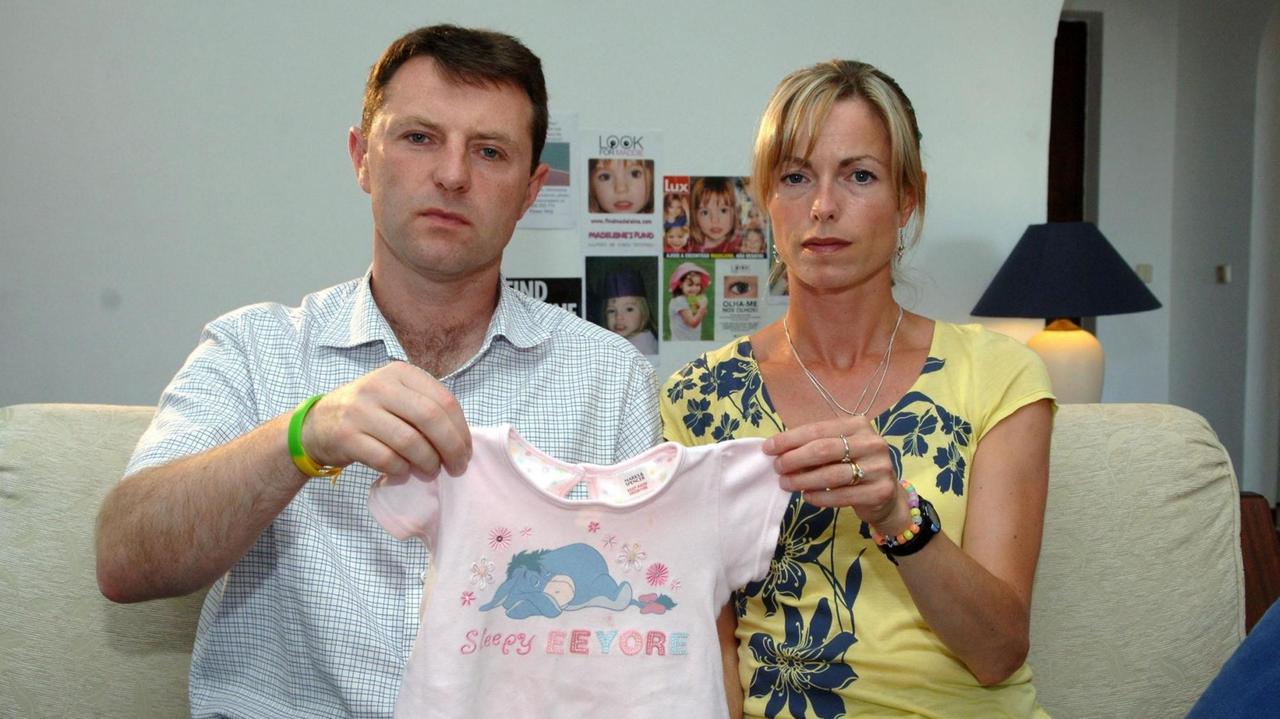 Die Eltern der vermissten Madeleine McCann mit einem rosa Kinder-T-Shirt ihrer Tochter.