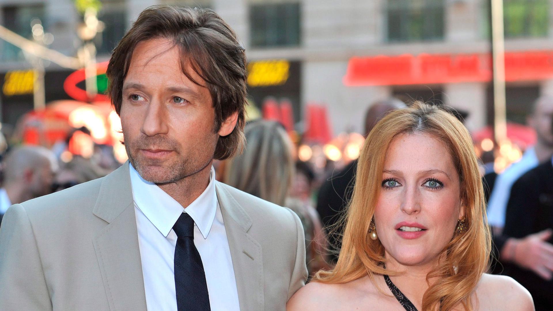 epa04678226 (FILE) The file picture dated 30 July 2008 shows US actors/cast members Gillian Anderson (R) and David Duchovny (L) arriving at the UK premiere of US director Chris Charter's film 'The X-Files: I Want to Believe' at Empire Leicester Square in London, Britain. According to media reports on 25 March 2015, the TV mystery program 'X Files' will return after 13 years as a mini series by Fox. EPA/DANIEL DEME UK AND IRELAND OUT