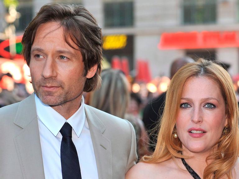 epa04678226 (FILE) The file picture dated 30 July 2008 shows US actors/cast members Gillian Anderson (R) and David Duchovny (L) arriving at the UK premiere of US director Chris Charter's film 'The X-Files: I Want to Believe' at Empire Leicester Square in London, Britain. According to media reports on 25 March 2015, the TV mystery program 'X Files' will return after 13 years as a mini series by Fox. EPA/DANIEL DEME UK AND IRELAND OUT