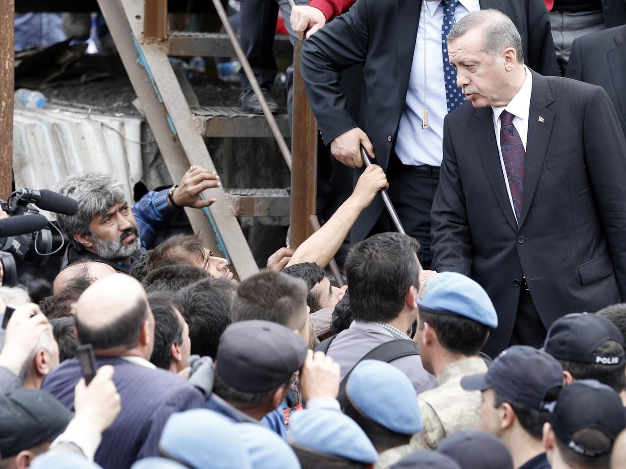 Der türkische Ministerpräsident Recep Tayyip Erdogan nach dem Grubenunglück in Soma