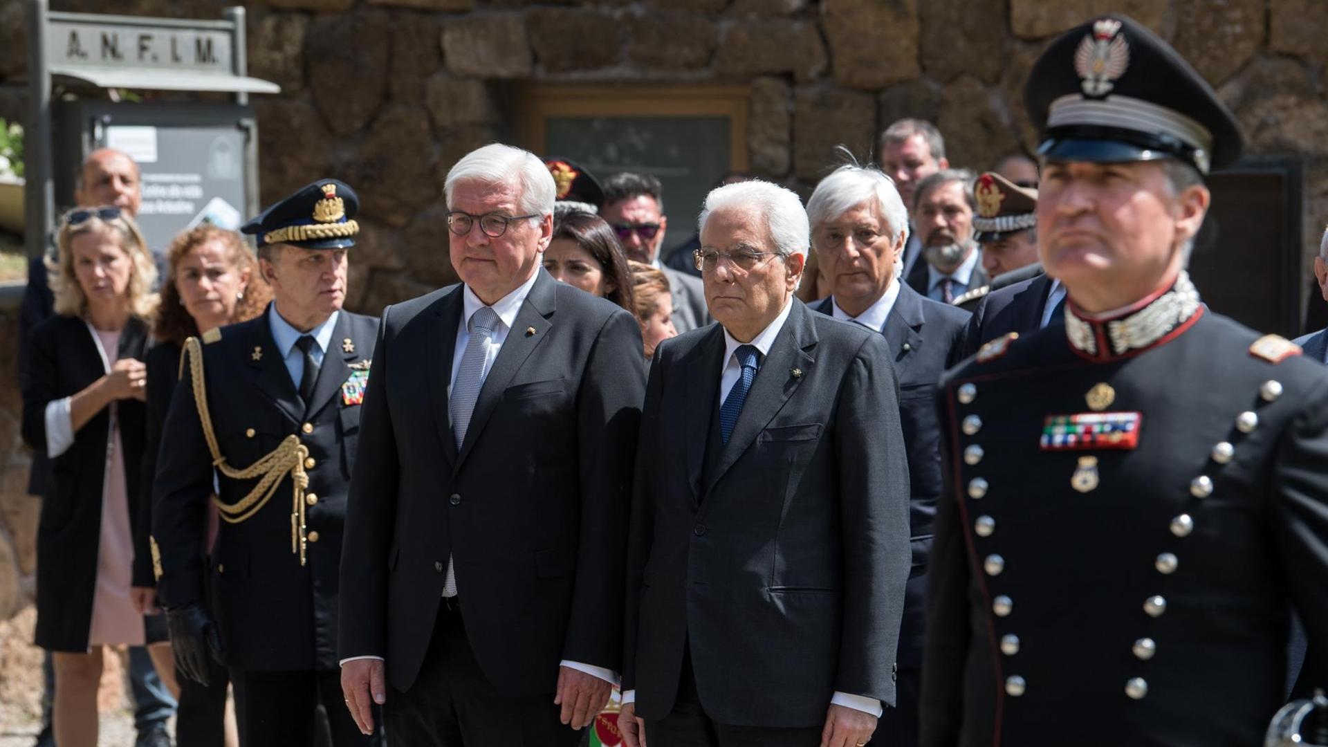 Bundespräsident Steinmeier und der italienische Staatspräsident Mattarella stehen bei einer Kranzniederlegung in Rom nebeneinander