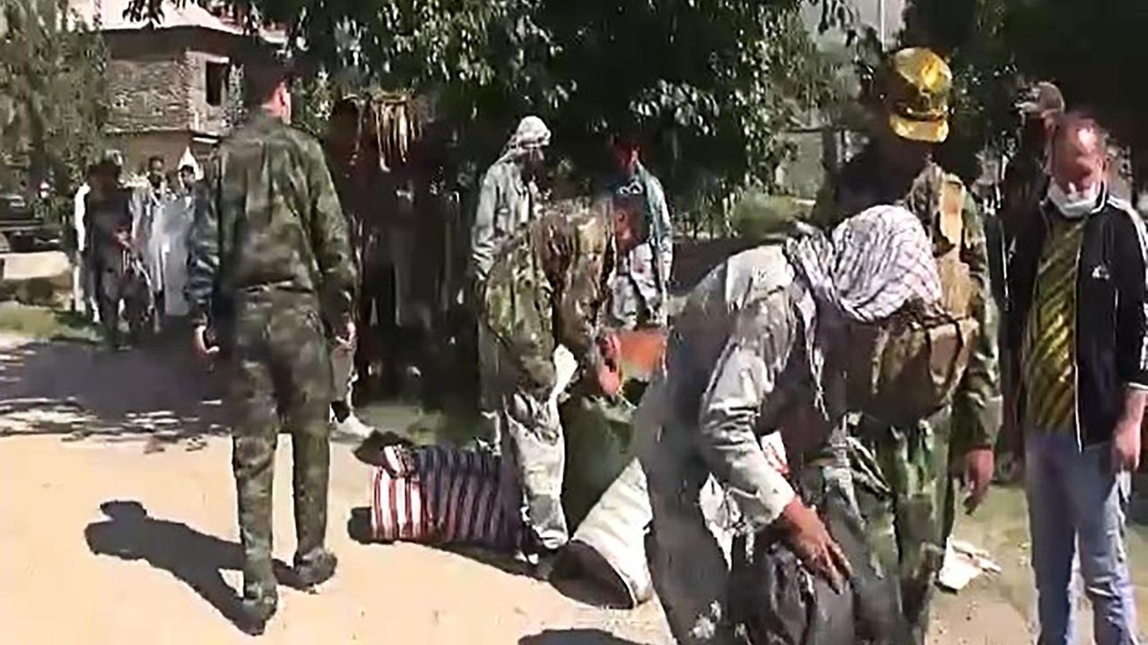 Laut der Nachrichtenagentur TASS zeigt dieses Bild tadschikische Einsatzkräfte und afghanische Flüchtlinge am 8. Juli 2021 in Khorugh