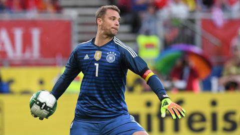 Manuel Neuer wirft beim WM-Vorbereitungsspiel Österreich - Deutschland den Ball