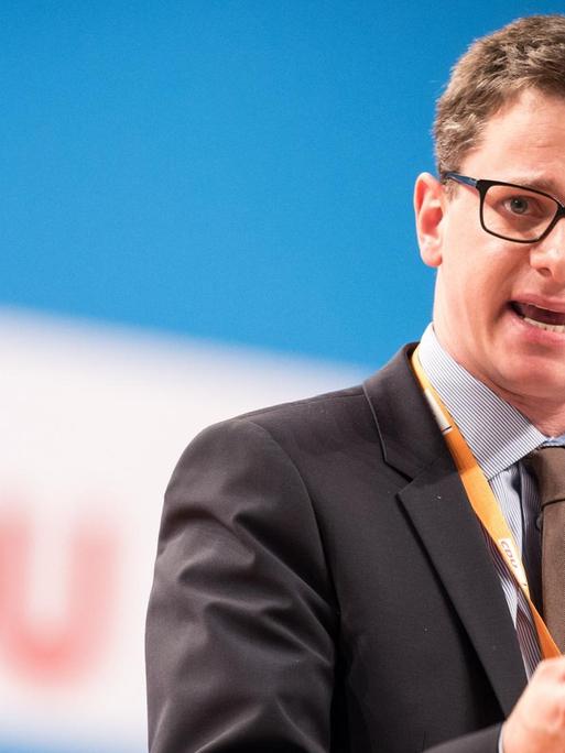 Carsten Linnemann (CDU), Vorsitzender der Mittelstands- und Wirtschaftsvereinigung der CDU/CSU, spricht in Köln beim Bundesparteitag der CDU