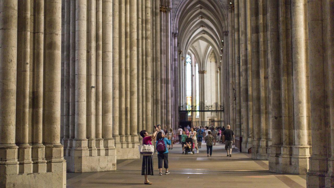 Touristen im Kölner Dom, pro Jahr sind es sechs Millionen.