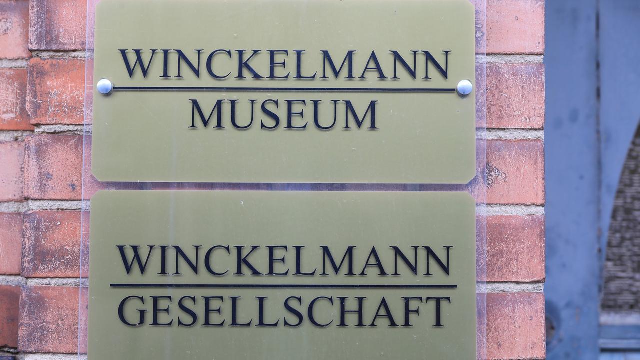 Sachsen-Anhalt, Stendal: Das Schild am Eingang zum Winckelmann-Museum in der Hansestadt Stendal