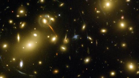 Der Galaxienhaufen Abell2218 ist eine der schönsten Gravitationslinsen