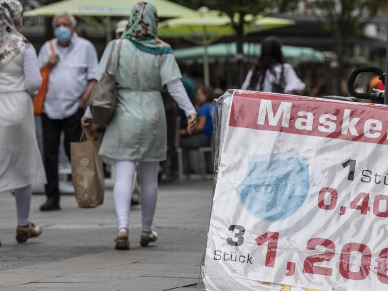 Auf ein Masken-Sonderangebot macht ein Schild in der Fußgängerzone von Offenbach aufmerksam.