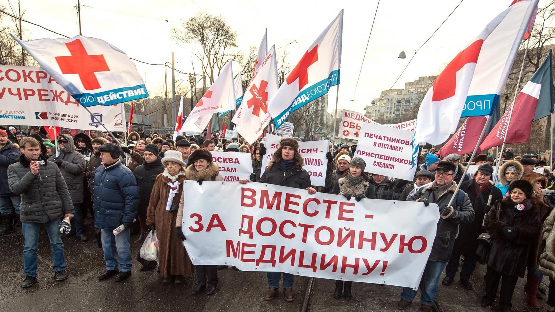 Demonstration von Ärzten und Patienten gegen die Reform des russischen Gesundheitssystems in Moskau.