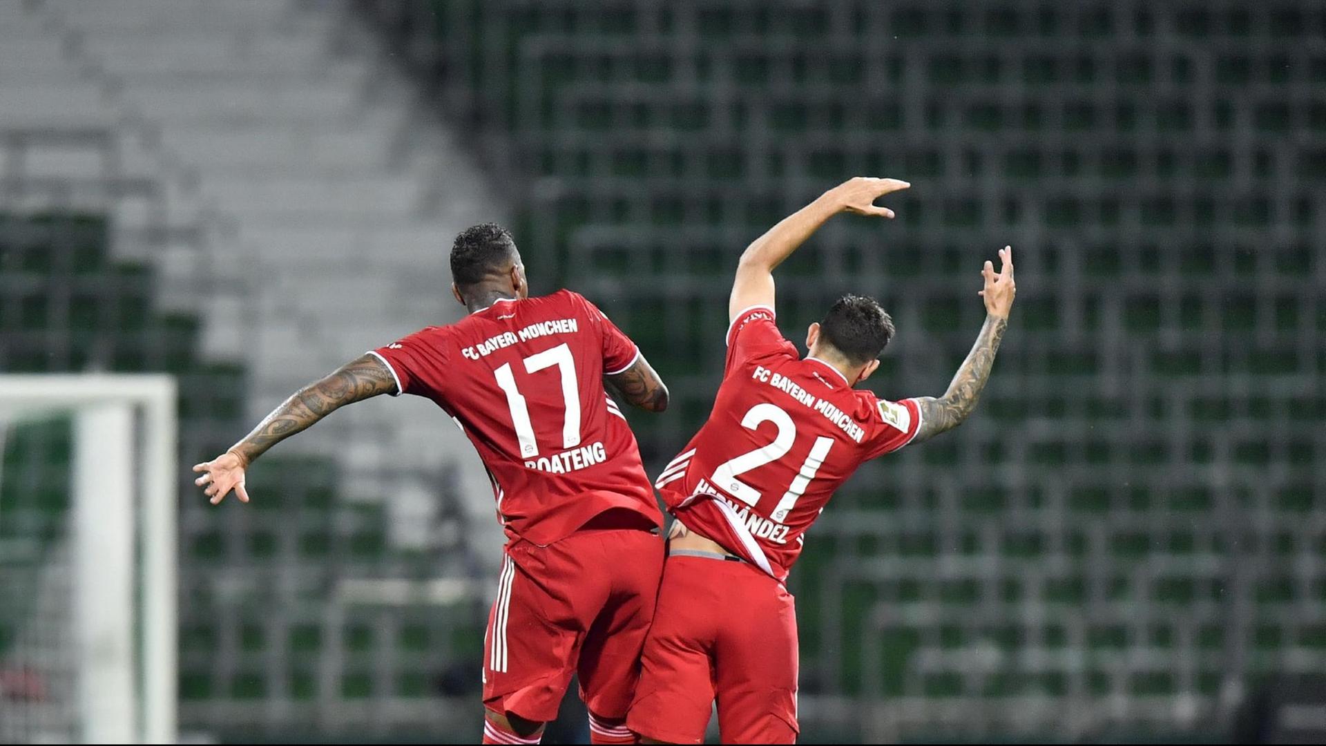 Fußball-Bundesligist Bayern München ist zum 30. Mal deutscher Meister. Jerome Boateng (l) und Lucas Hernandez feiern ihren Sieg, indem sie ihre Hüften aneinanderstoßen.