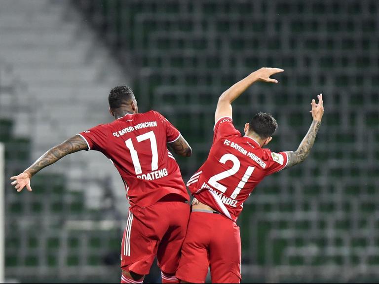 Fußball-Bundesligist Bayern München ist zum 30. Mal deutscher Meister. Jerome Boateng (l) und Lucas Hernandez feiern ihren Sieg, indem sie ihre Hüften aneinanderstoßen.