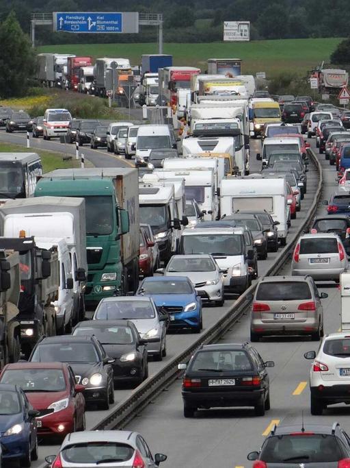 Fahrzeuge stauen sich auf der Autobahn A7 am Dreieck Bordesholm