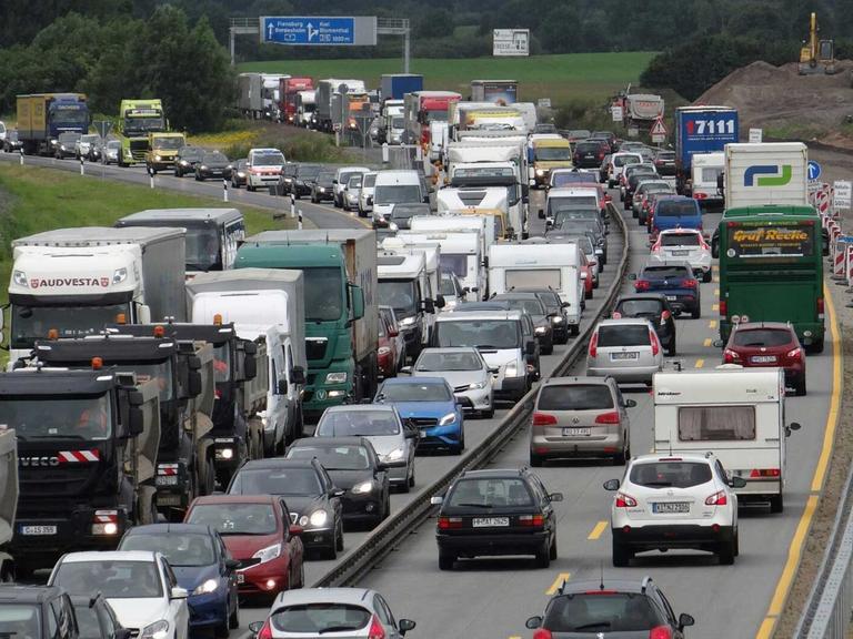 Fahrzeuge stauen sich auf der Autobahn A7 am Dreieck Bordesholm