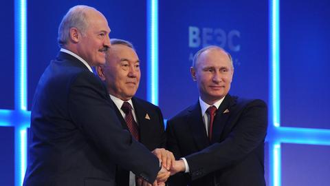 Weißrusslands Präsident Lukaschenko, Kasachstans Präsident Nasarbajew und der russische Präsident Putin legen ihre Hände übereinander.