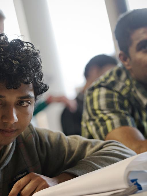 Die pakistanischen Schüler Ali Kamran (l) und Ali Rafagat nehmen am 13.05.2014 im Berufsschulzentrum in Miesbach (Bayern) am Unterricht teil. Zwei Jahre lernen hier Flüchtlinge aus der ganzen Welt gemeinsam.