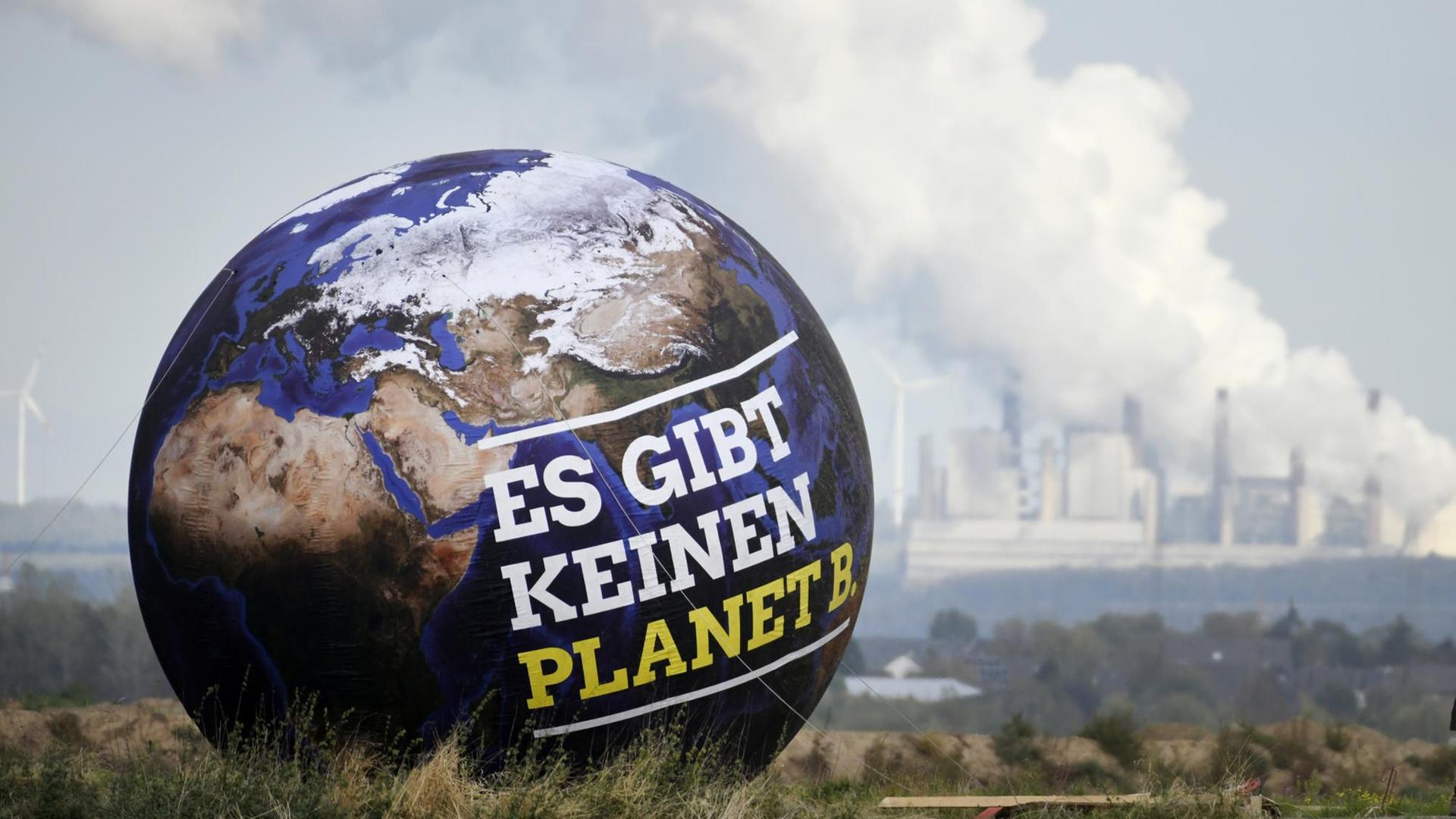 Ein Ballon mit der Aufschrift "Es gibt keinen Planet B." ist vor Braunkohlekraftwerken bei Kerpen zu sehen - aufgenommen am Rande des Landesparteitags der nordrhein-Westfälischen Grünen, der im Oktober 2018 am Hambacher Forst stattfand.