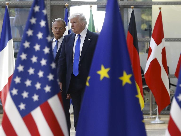 Der Präsident des Europäischen Rates, Donald Tusk, und der amerikanische Präsident Donald Trump, vor einem Treffen in Brüssel am 25.05.2017
