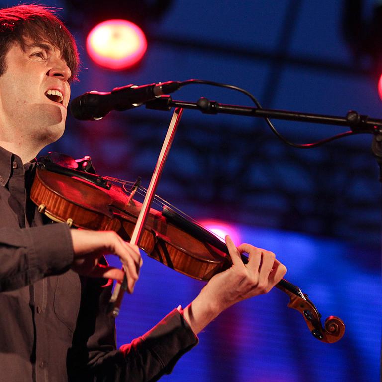 Der kanadische Sänger Owen Pallett während eines Auftritts in Lissabon im Juli 2013 mit einer Geige in der Hand.