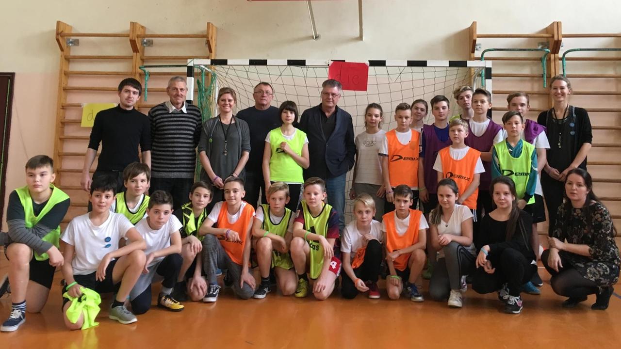 Schulkinder in Kaliningrad, die an dem Fußball-Projekt "Mit Deutsch zum Titel" teilnehmen.