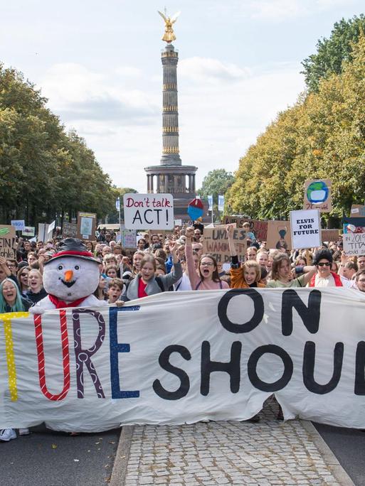 Klimademo am 20. September in Berlin. Tausende Menschen stehen mit Plakaten und Spruchbändern vor der Siegessäule.