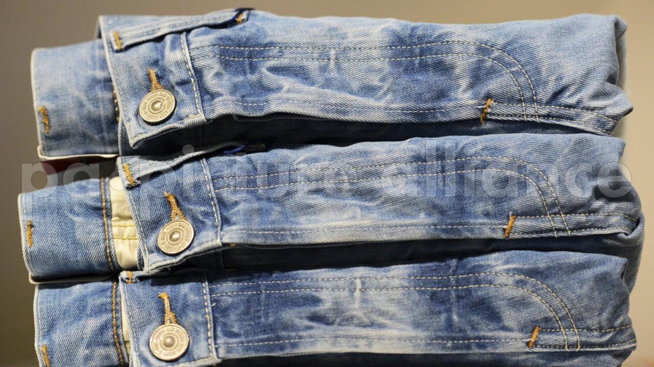 Zusammengelegte gestapelte Jeans liegen in einem Geschäft