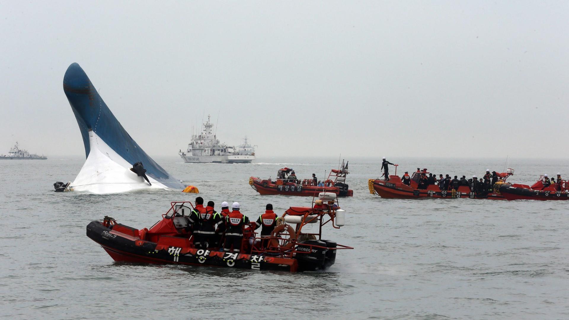 epaselect epa04168565 South Korean Coast Guard officers conduct a last-minute rescue operation around the passenger ferry Sewol sinking in waters off the southwestern coast of South Korea, 16 April 2014. The ferry, with 450 people on board, was reported s epaselect epa04168565 South Korean Coast Guard officers conduct a last-minute rescue operation around the passenger ferry Sewol sinking in waters off the southwestern coast of South Korea, 16 April 2014. The ferry, with 450 people on board, was reported s