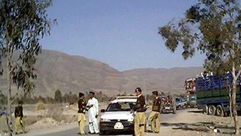 Pakistanische Paramilitärs bei einer Straßenpatrouille im  Grenzgebiet zwischen Pakistan und Afghanistan.