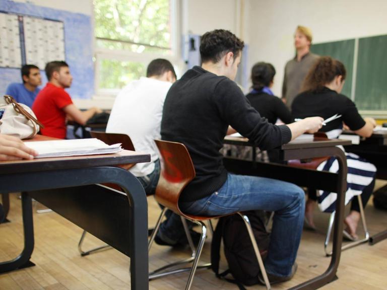 Schüler sitzen im Unterricht an einer Berliner Schule