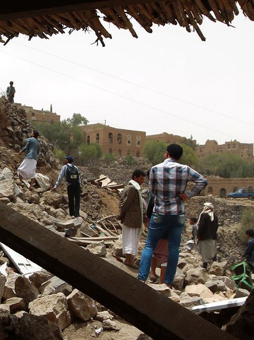 Menschen im Jemen betrachten die Trümmer zerstörter Häuser im Dorf Bani Matar, 70 Kilometer westlich der Hauptstadt Sanaa.