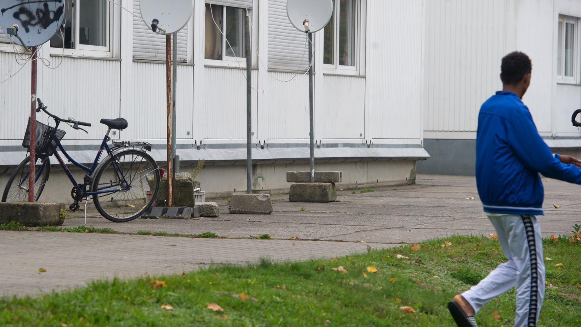 Eine Gemeinschaftsunterkunft für Flüchtlinge steht am 07.10.2014 auf der kleinen Insel Dänholm, einem Stadtteil von Stralsund (Mecklenburg-Vorpommern). Das Asylbewerberheim in Container-Bauweise, ausgestattet mit Bädern und Küchen, ist seit 1996 geöffnet.
