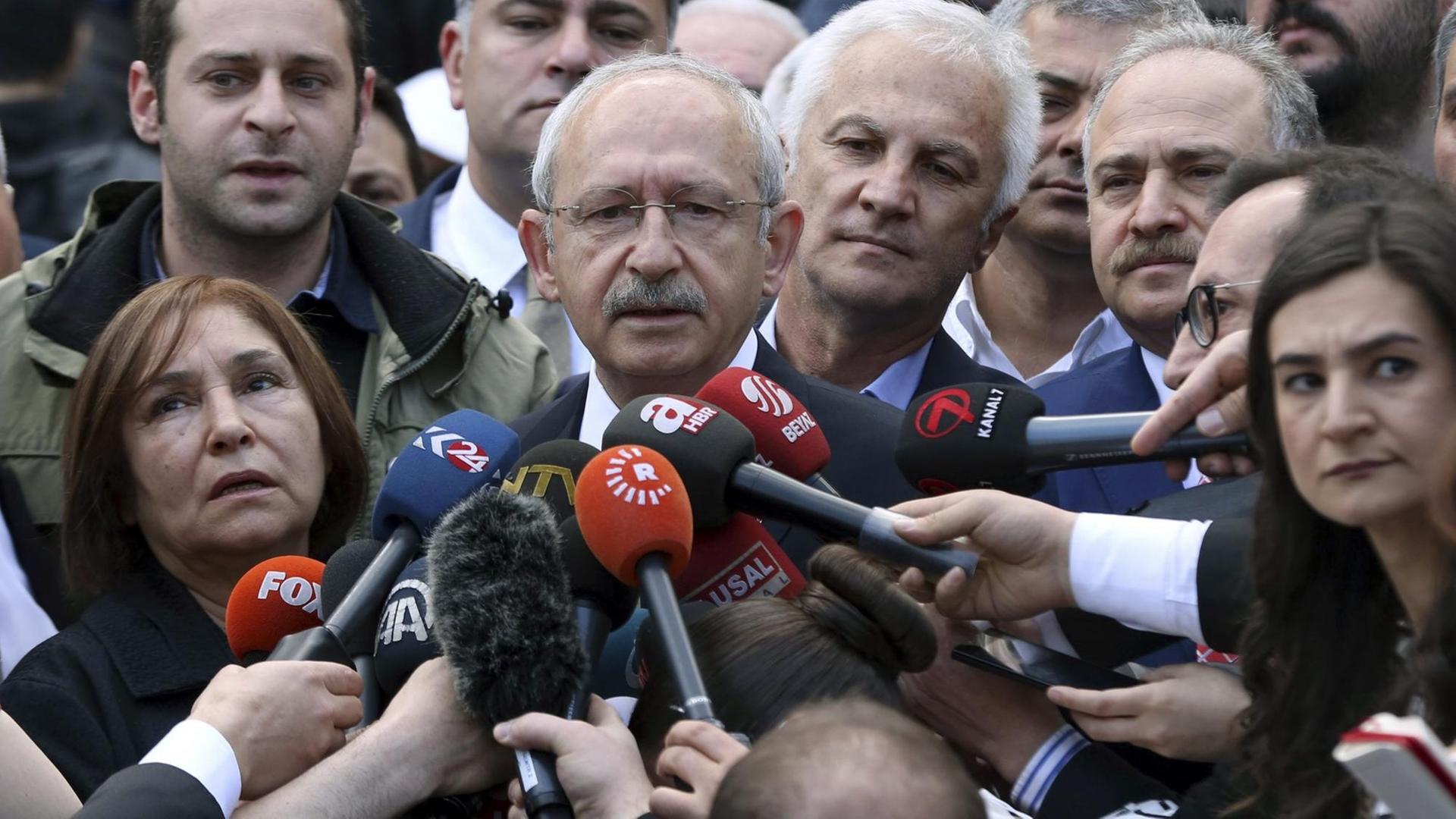 Der türkische Oppositionsführer und CHP-Chef Kemal Kilicdaroglu äußert sich vor Journalisten, nachdem er in einem Wahllokal in Ankara seine Stimme beim Referendum abgegeben hat.