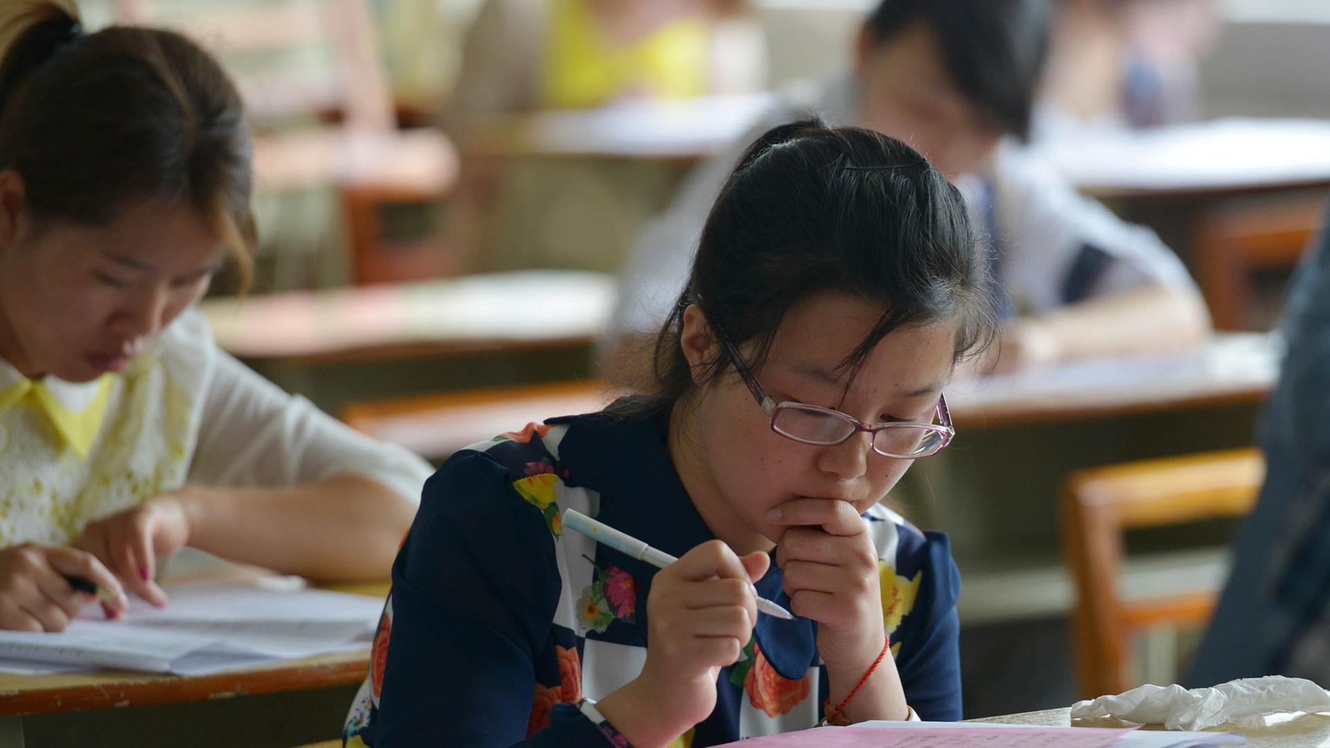 Chinesische Schüler nehmen in Guiyang an der Gaokao teil. Die große Prüfung für die Qualifizierung zum Universitätsbesuch.