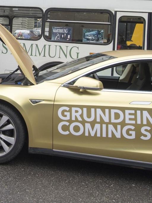 Enno Schmidt und Daniel Häni, Gründer der Volksinitiative "Bedingungslosen Grundeinkommens" mit dem Tesla Werbemobil, und Deutsche Aktivistinnen- und Aktivisten zur Einführung der direkten Demokratie in Deutschland mit ihrem Omnibus, beim Fototermin vor dem Bundeshaus auf dem Bundesplatz in Bern, am 12.05.2016.