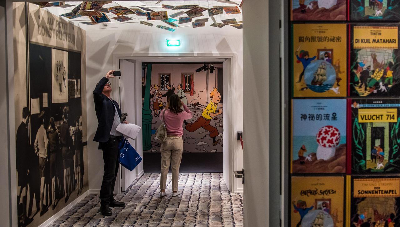 Besucher der "Hergé"-Ausstellung im Pariser Grand Palais sehen sich Zeichnungen des belgischen Tim & Struppi"-Zeichners an.