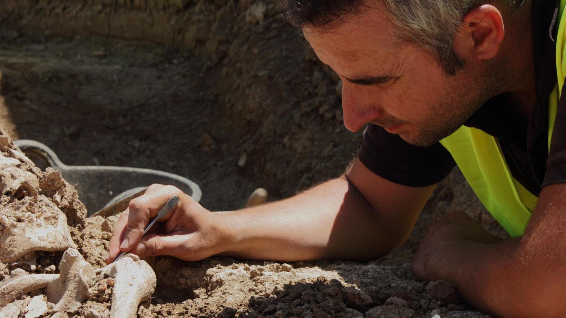 Anthropologe bei der Exhumierung von Bürgerkriegs-Opfern in Figuerola d'Orcau in der katalanischen Provinz Lleida.