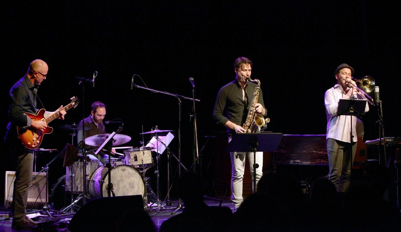 Heiner Schmitz mit seinem Quintett "Organic Underground" auf der Bühne beim Jazzfest 2017 in Bonn.