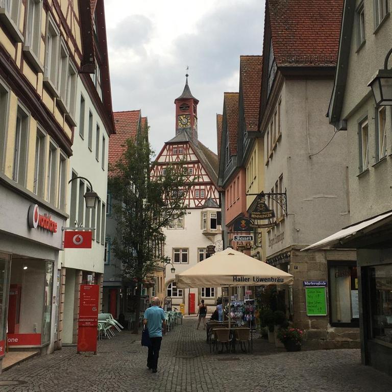 Eine leere Fußgängerzone in der Stadt Öhringen.