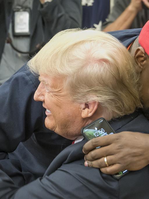 US-Präsident Donald Trump wird von dem Musiker Kanye West umarmt