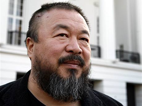 Der chinesische Künstler Ai Weiwei vor dem Theater am Goetheplatz in Bremen